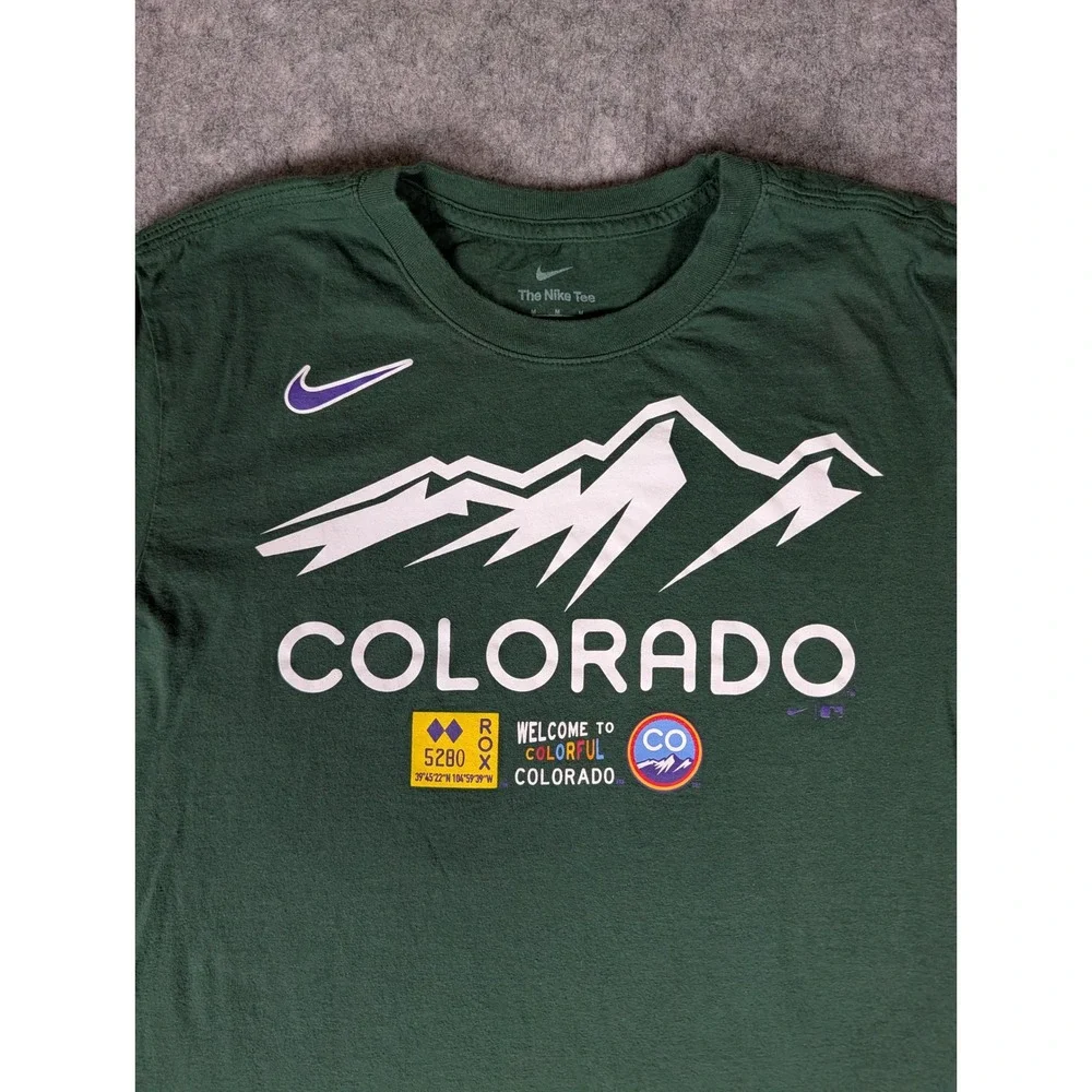 Nike Colorado Rockies MLB Graphic T-Shirt Forest Green Mountain 5280 Mens M